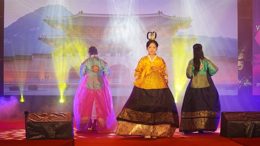 Trình diễn trang phục truyền thống đến từ Hàn Quốc